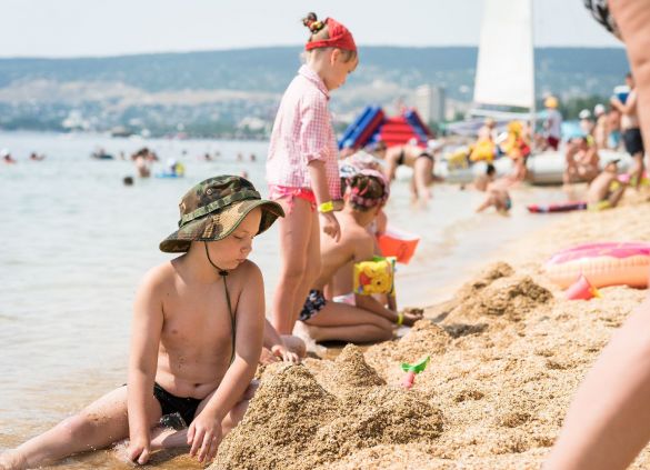 Дети играют на берегу моря в Феодосии, Крым