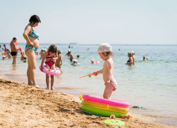 Дети на берегу моря в Феодосии в Крыму